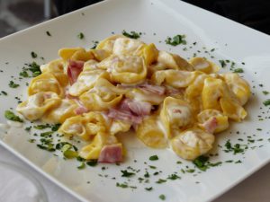 Tortellini mit Sahensoße